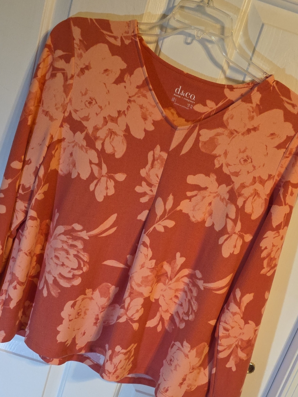 d&Co Scoop Neck Floral Long-Sleeve Sweater in Coral Pink